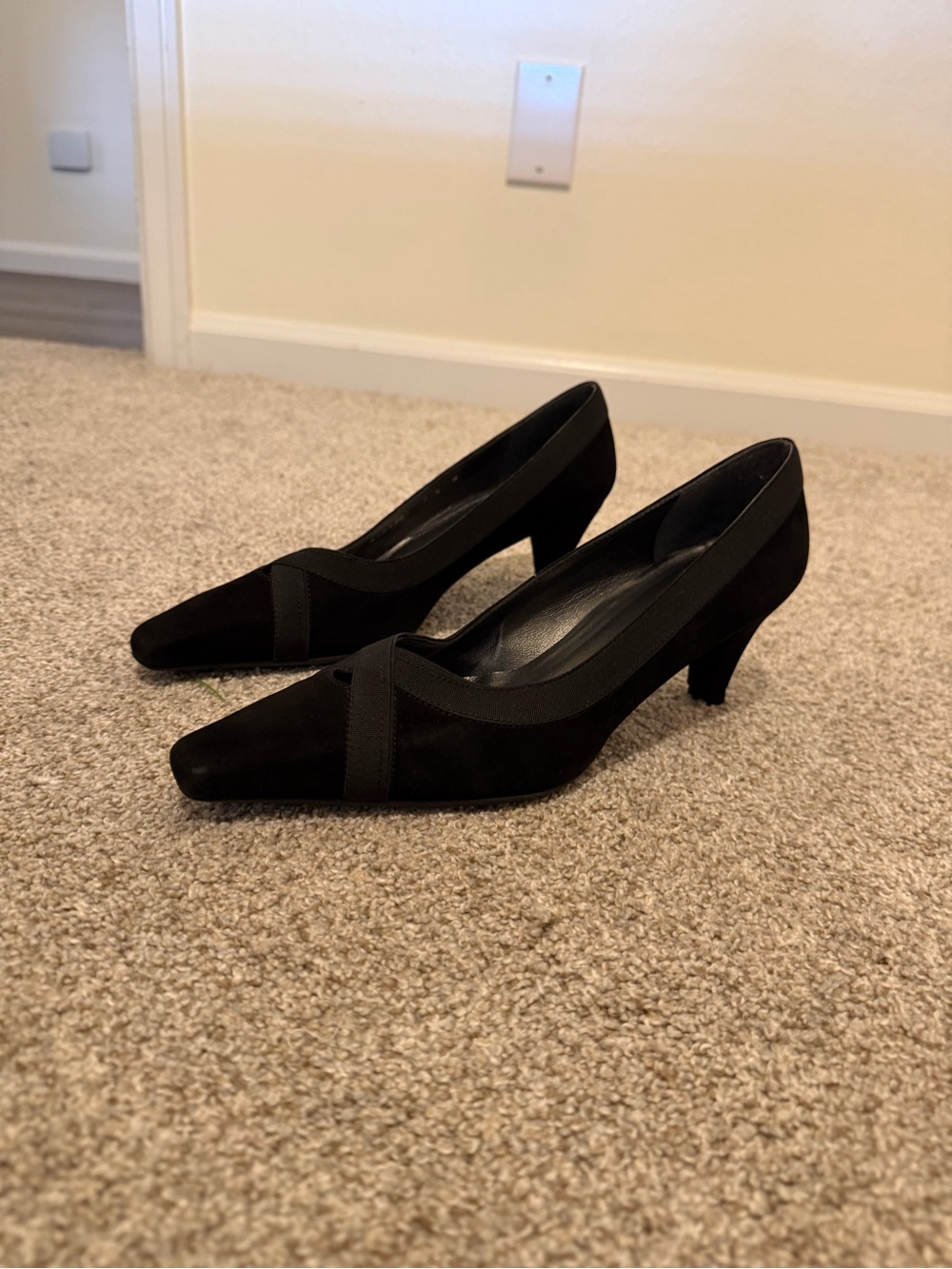 STUART WEITZMAN Black Women's Suede Pointed-Toe Kitten Heel Pumps